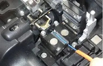 光纖熔接機(jī)的另一側(cè)