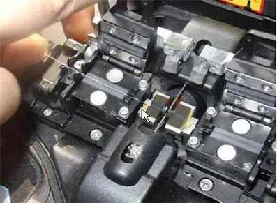 光纖放到光纖熔接機(jī)的一側(cè)